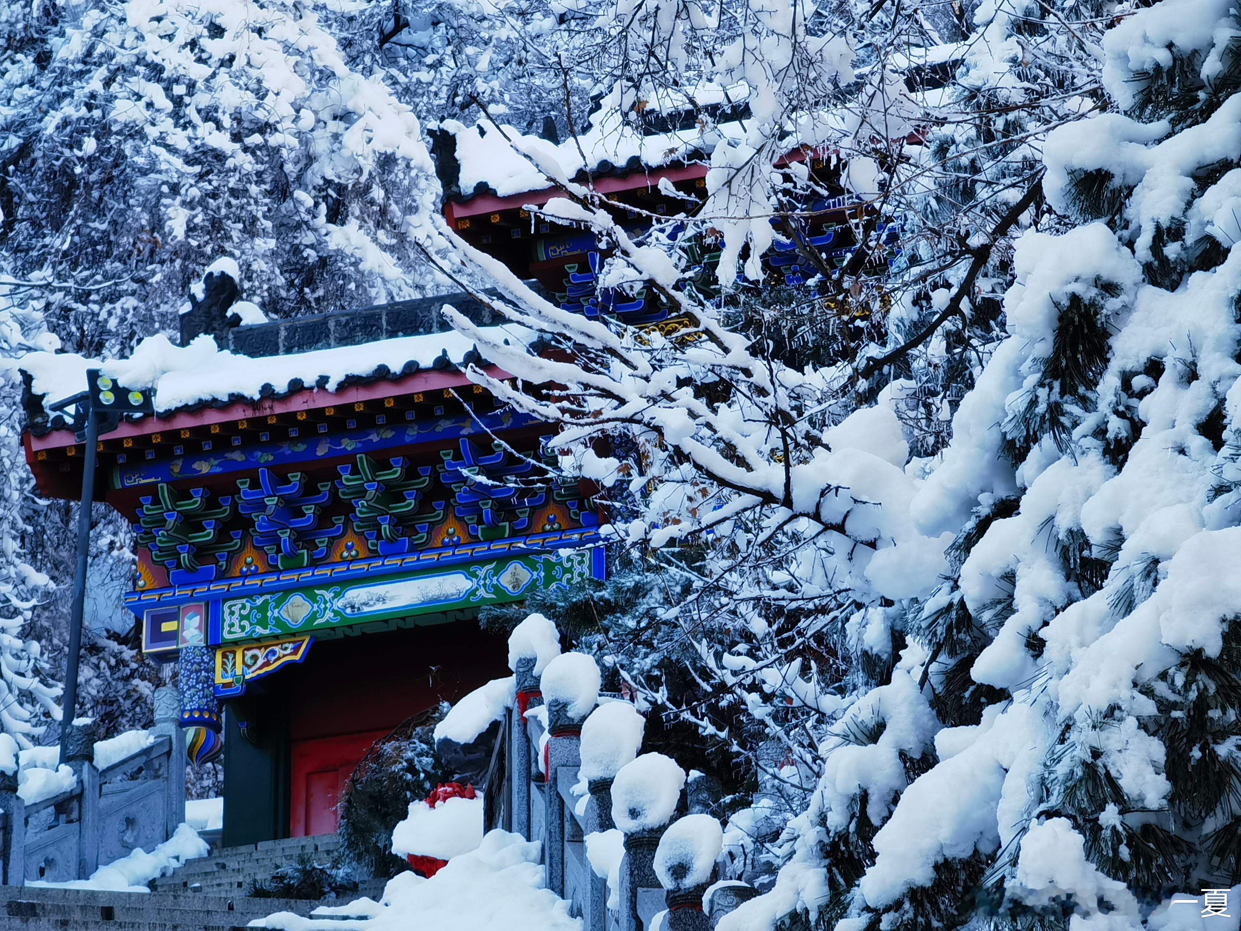 很多人都说铁刹山是“被低估的民俗宝藏地”，进入腊月后你会发现这里的新年季氛围真的