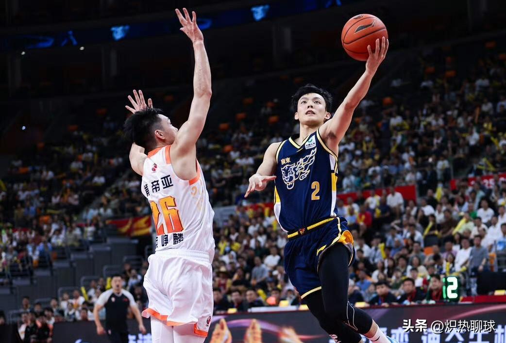 广东宏远101比92击败江苏肯帝亚，徐杰闲庭信步与庞峥麟气喘吁吁对位中胜出！
昨