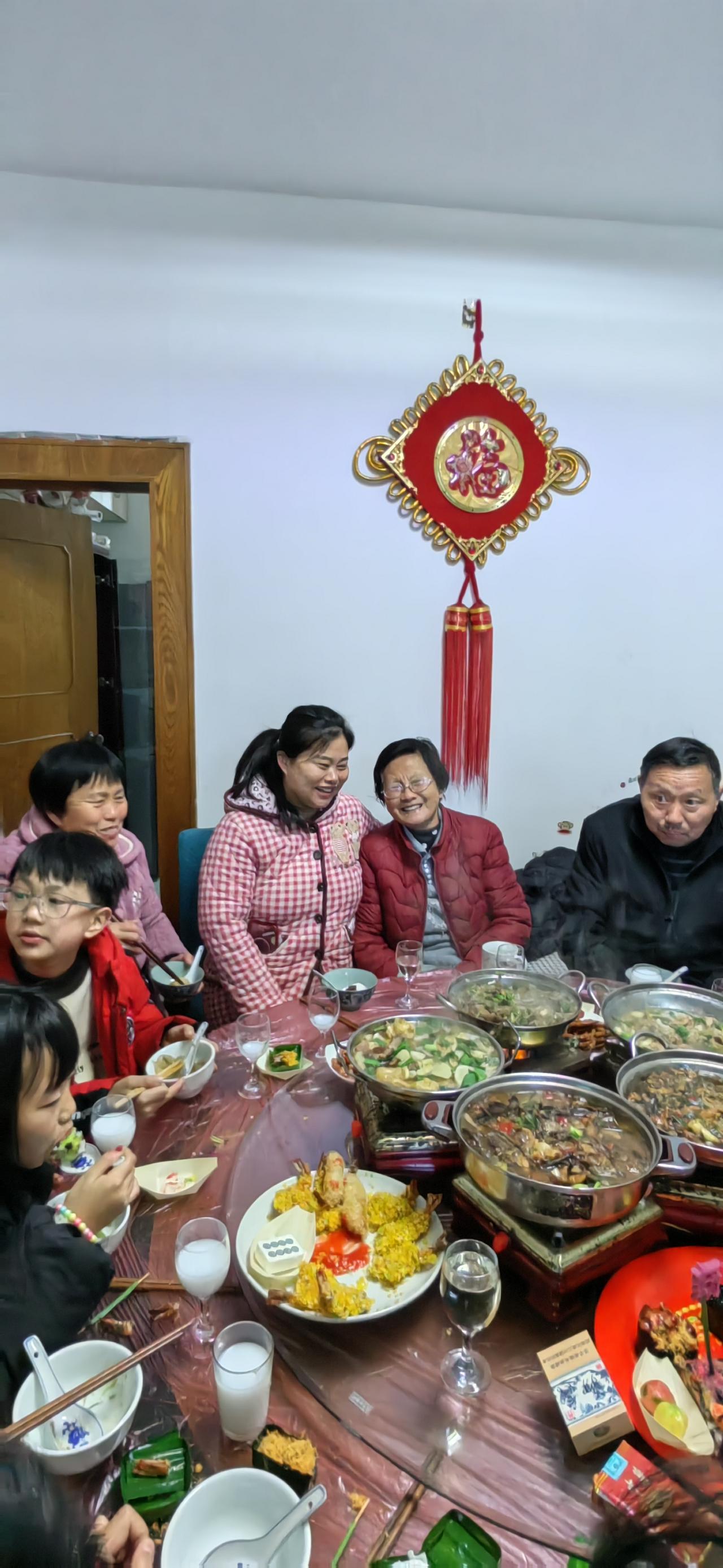 你认为年味越来越淡的原因是什么是百姓的生活水平提高了，跟过去比天天都是过年啊！原