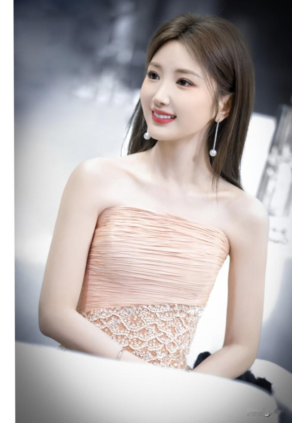 毛晓彤穿漂亮礼服笑起来那叫一个甜！元宵夜她在福州三坊七巷的抖音非遗嘉年华扮花车女