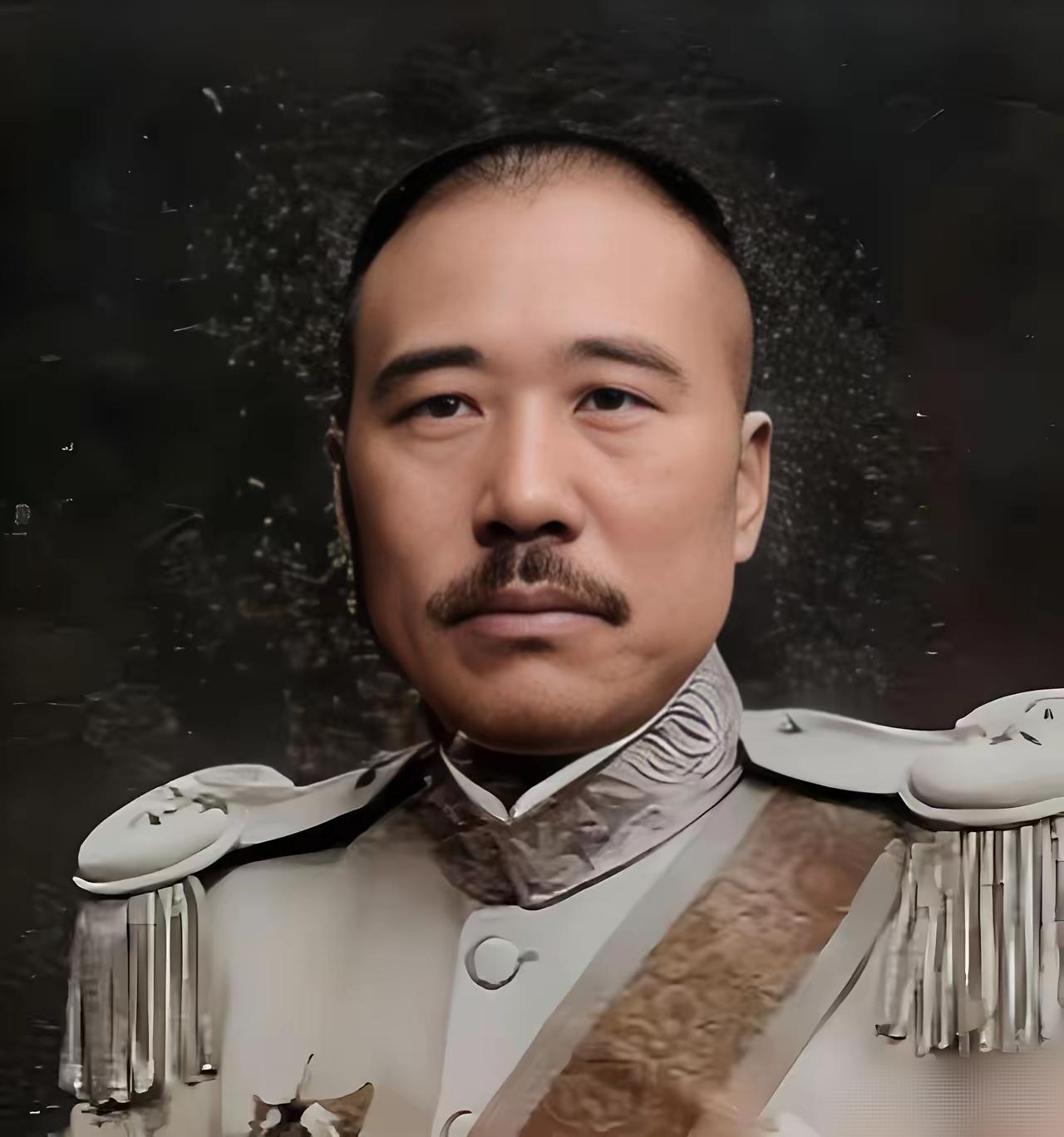 这是1926年在山东，45岁的山东督办张宗昌，穿着黄呢子军装，光头叼着雪茄，双眼