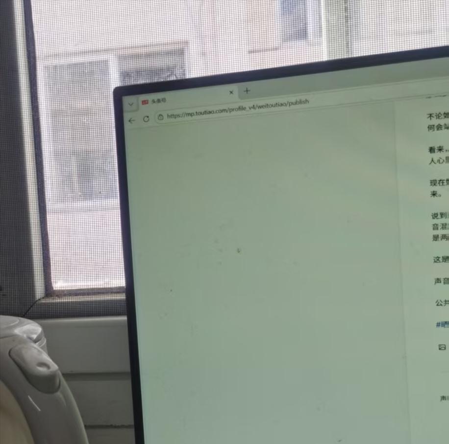 半夜杂声。

老公寝室隔壁住进来了一个新邻居，他初来时让我感觉很不好，不过现在他