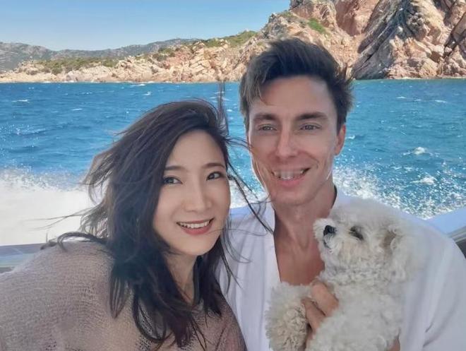 许婧在社交平台分享与外籍男友的甜蜜合照，照片中的她笑容满面，状态极佳。与男友和爱