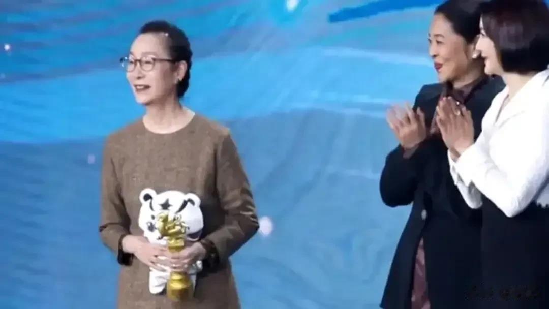  奚美娟绝对是第30届大学生电影节上最亮眼的一抹颜色。

5月4日，第30届大学