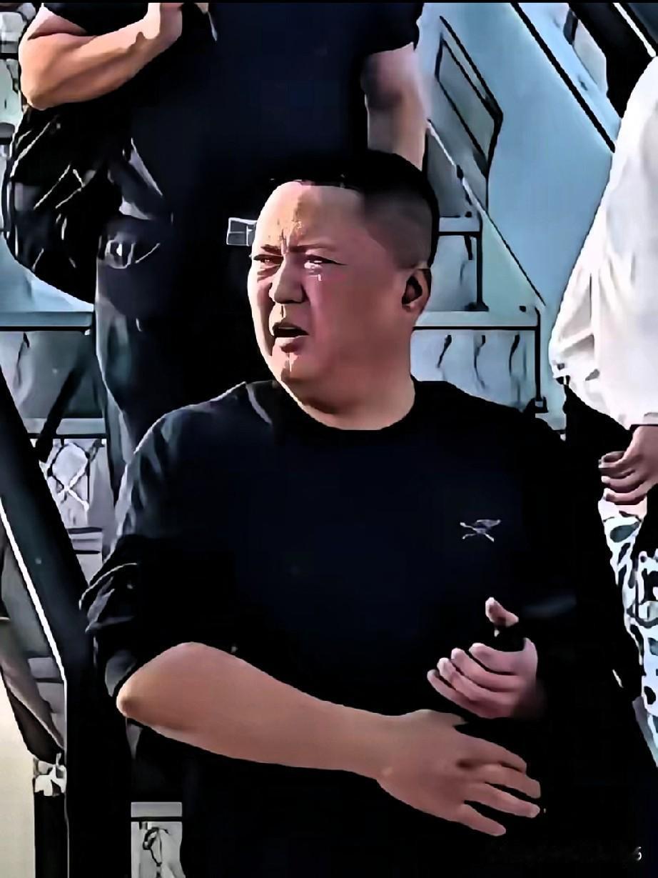 东航空姐被逼下跪事件发酵到现在，当事人欧某某的信息被网友扒得明明白白，光看曝光的