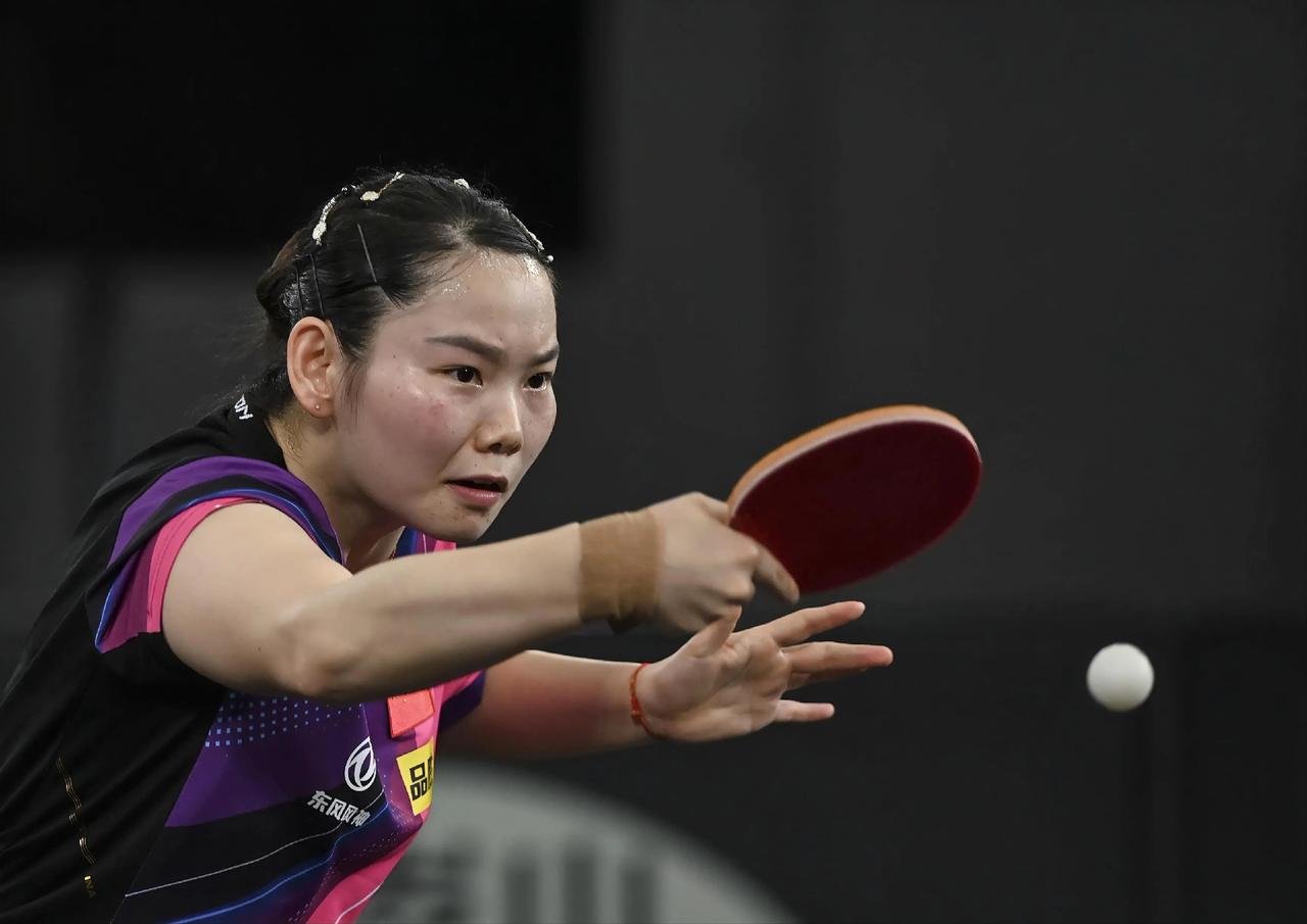 强烈要求国乒男女队主力阵容中必须配备一名怪球手或直板，不是单单为了情怀和传承，更