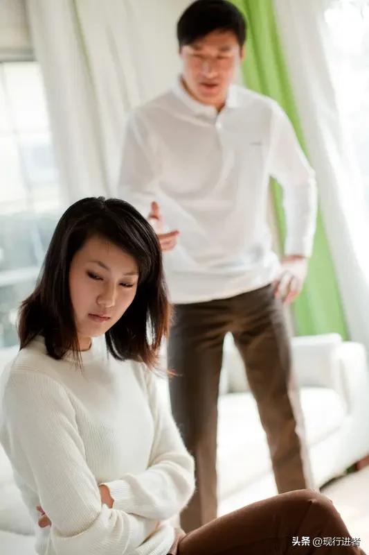 这对夫妻共同生活22年，却已有20年形同陌路。他们的婚姻早已名存实亡，连水电费都