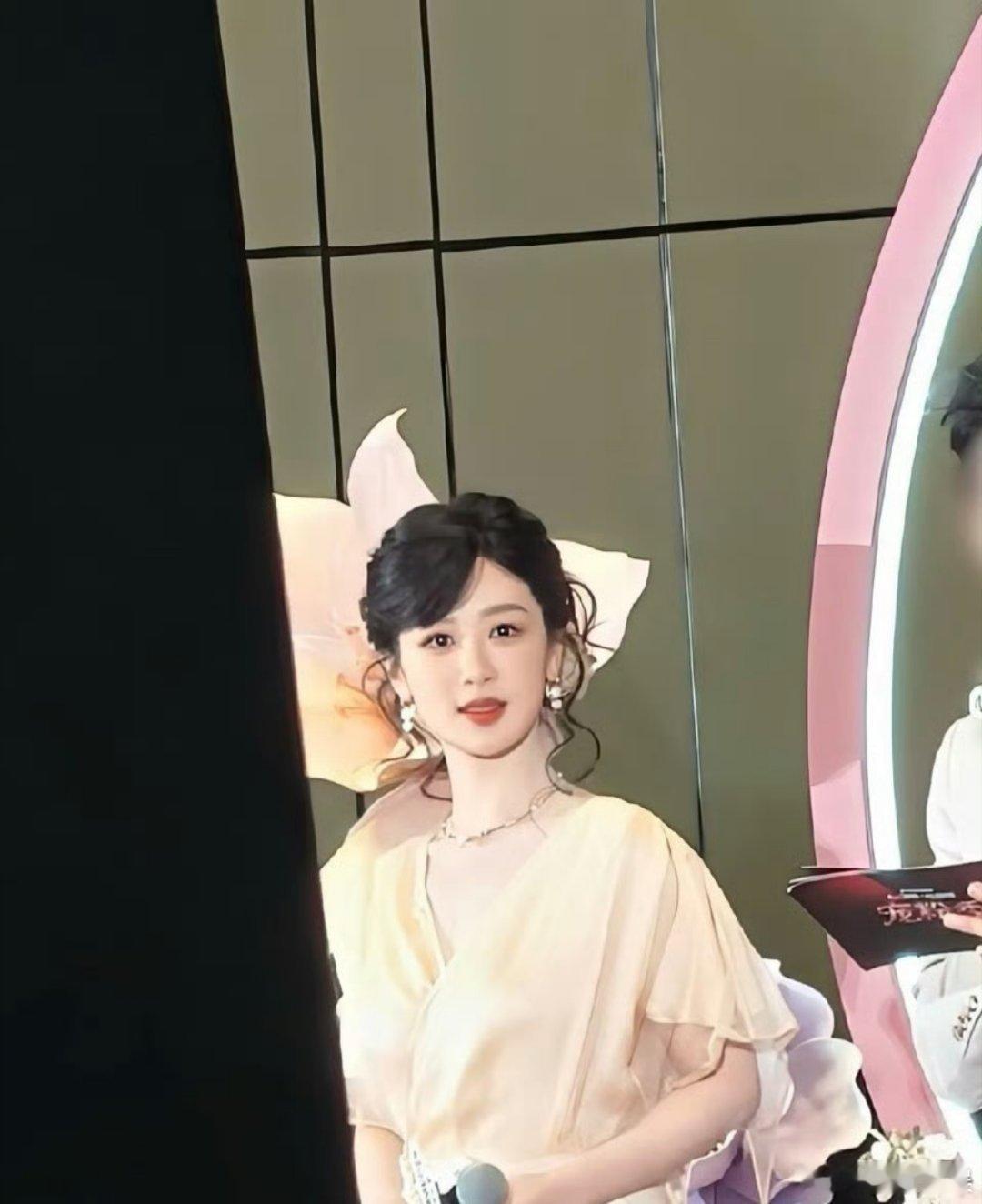 迪丽热巴杨紫生图极致反差 