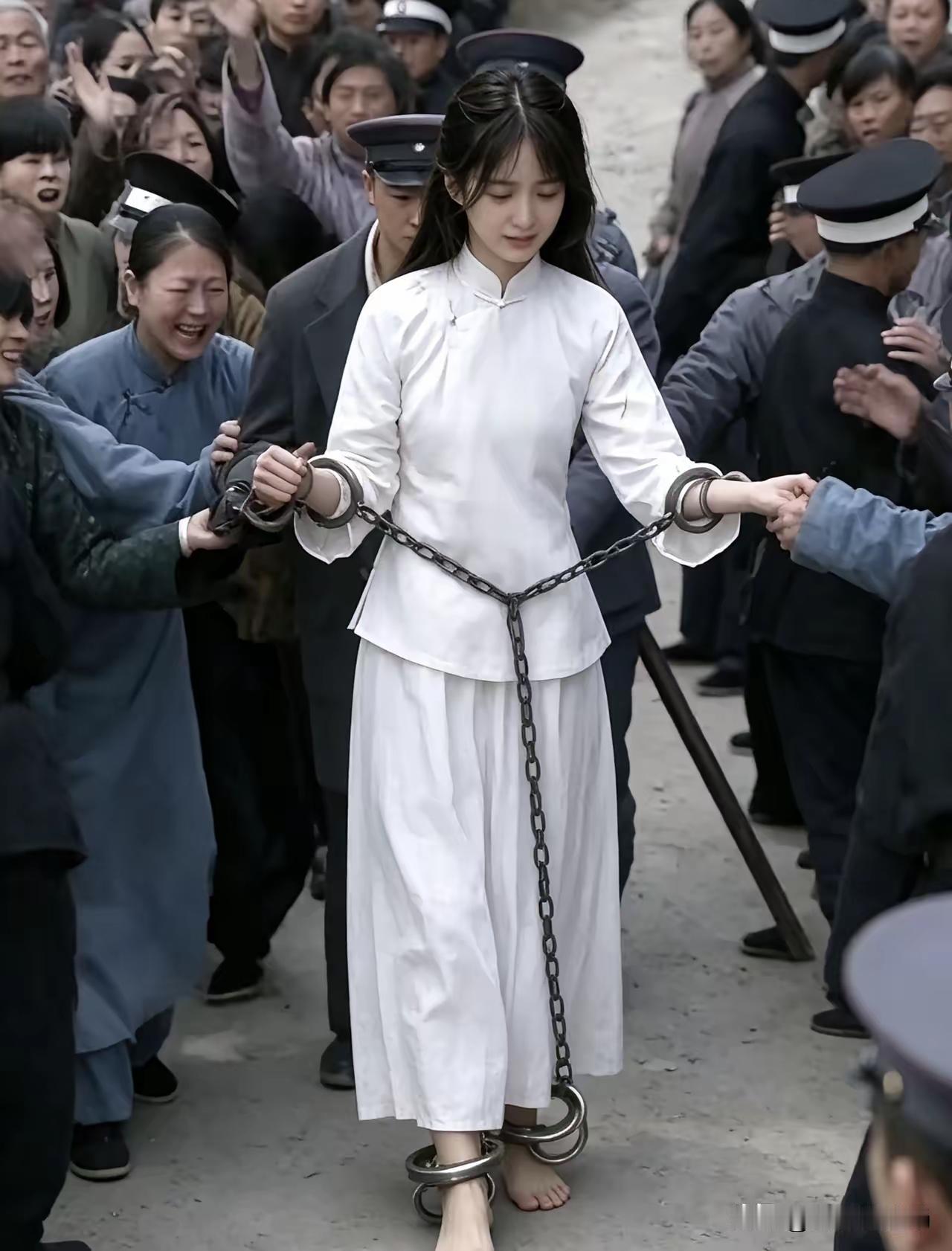 如花貌美正年轻，
入目诸位莫心惊，
本是在拍影视剧，
真实展现剧中情。