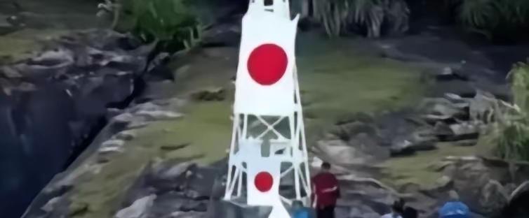 钓鱼岛那个灯塔，看着就是个5米多高的白色铁架子，可它不是普通航标，是一根能点燃东