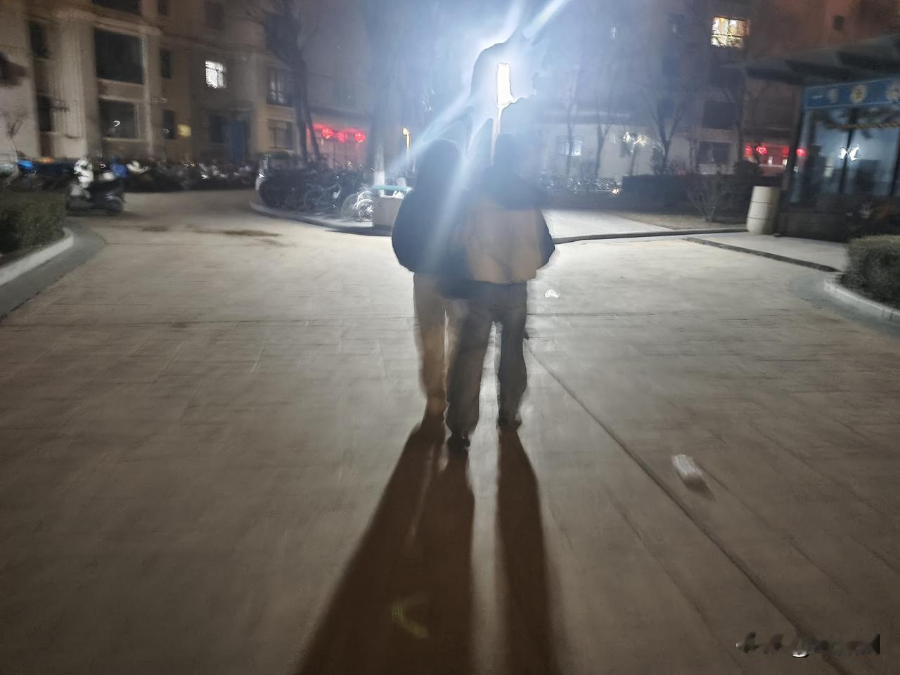 甘肃人的爱都很深沉，新疆阿达西的烤肉很棒！

甘肃的陇西人：你吃吗？

一米长的