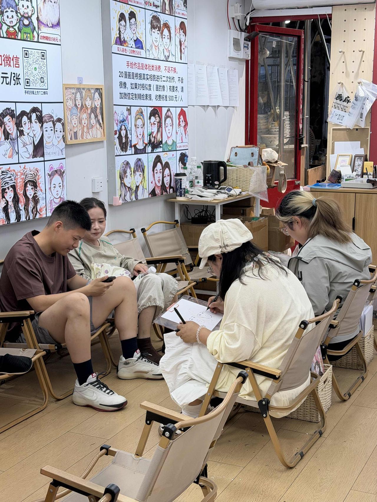 今天上午，我从洒金桥经过，看一家画漫画的店里，两位美女画师，在给顾客画像，不由停