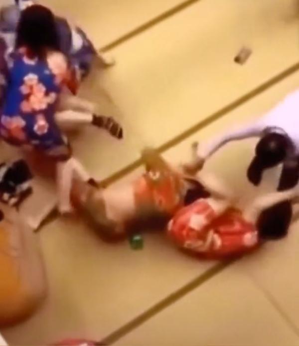 一个屁引起两女子混战！近日，某浴场休息室内两女子撕头发、扯内衣扭打成一团，辱骂声