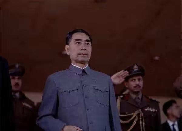 1963年，周总理在访问埃及时，在招待会上一名埃及的情报官在和周总理握手时，小声