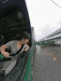 巾帼不让须眉，女司机绝对技术高超，人美而且水平也一流，点赞了！