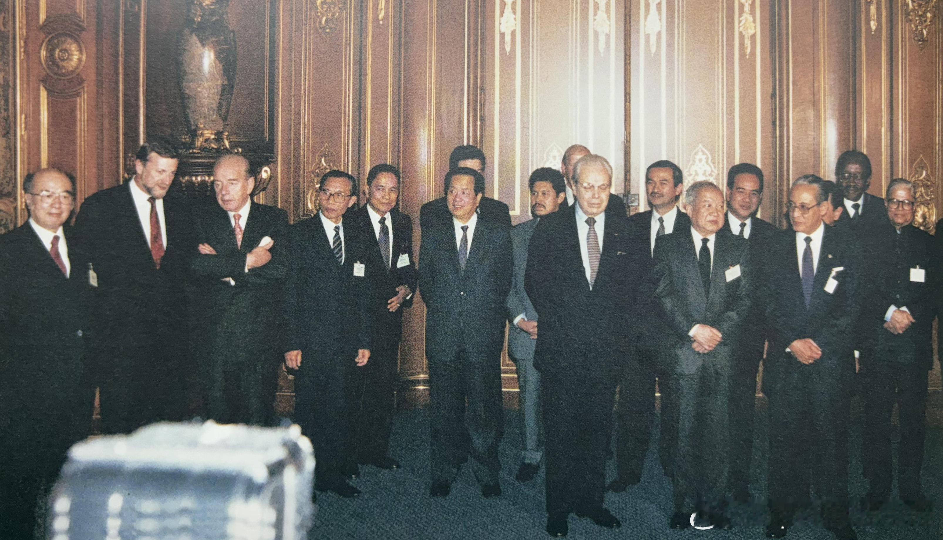 1991年10月柬埔寨问题巴黎会议举行。会议期间，中国等18个国家与柬埔寨四方签