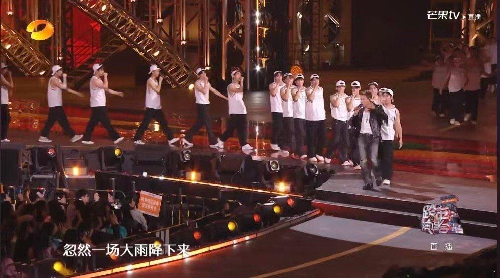 陶喆 身后一群学人精 陶喆跨年舞台创意拉满，一百个分喆蜂拥而上同台演绎找自己，简