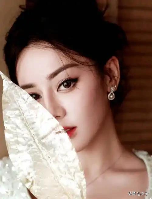 看到迪丽热巴工作室的报平安声明，悬着的心终于放下了。
 
作为迪奥全球品牌大使，