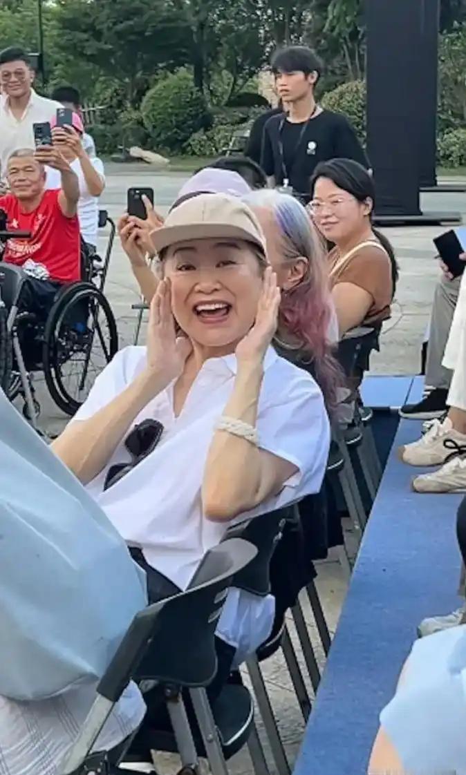 71岁林青霞又出来“炸街”了！素颜白发不医美，这才叫真正的顶级美人！
71岁的她