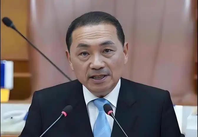 全台怒火中烧，民众正准备上街声讨致癌毒油，可身为蓝营重要诸侯的侯友宜，却偏偏选择