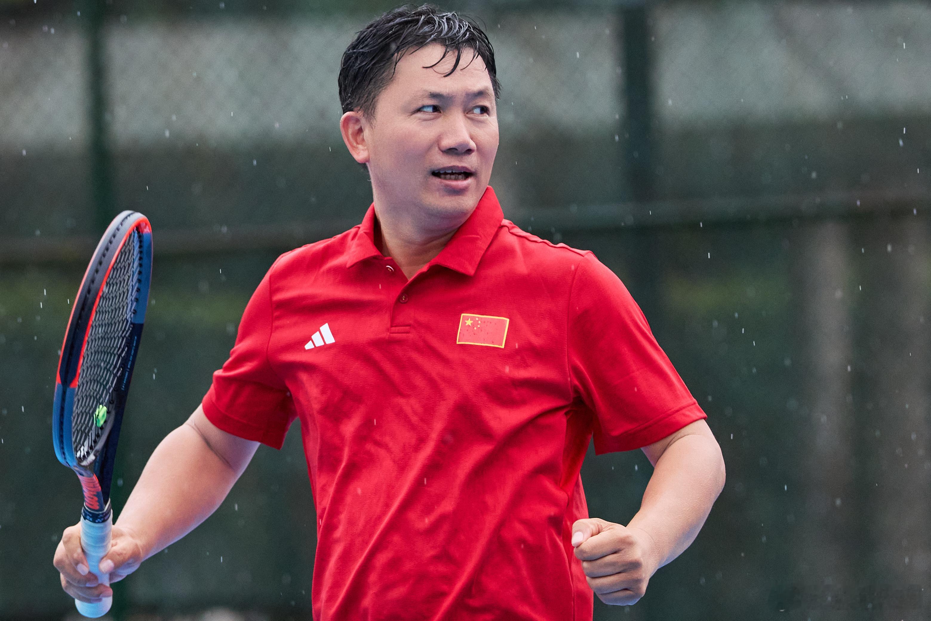 大雨中打网球太爽了，我们开心得像个小孩，感谢中国国家网球队赠送的队服，五星红旗迎