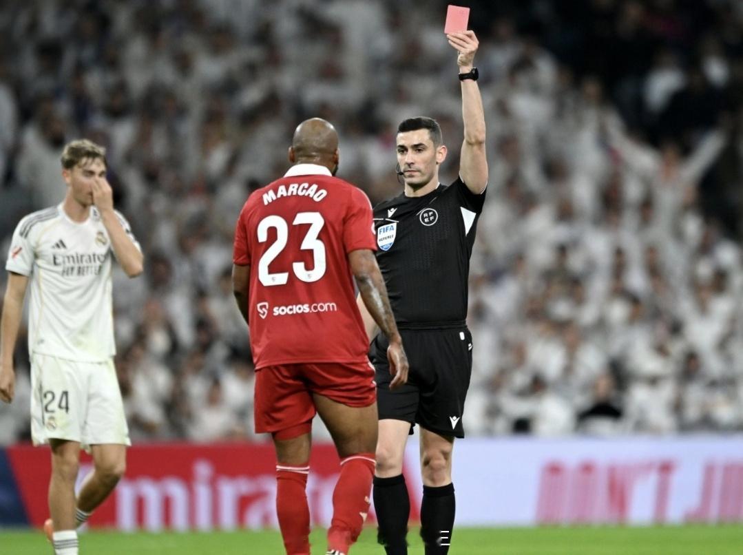 皇马本赛季西甲比赛已出现12张红牌，比其他球队至少多4张西甲第17轮，皇马暂时主