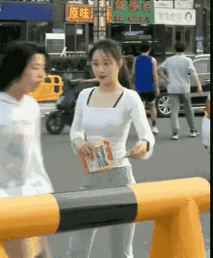 图一：第一次发传单的小姐姐，被人拒绝了都不好意思了啊？
图二：小姐姐就这么点灵活