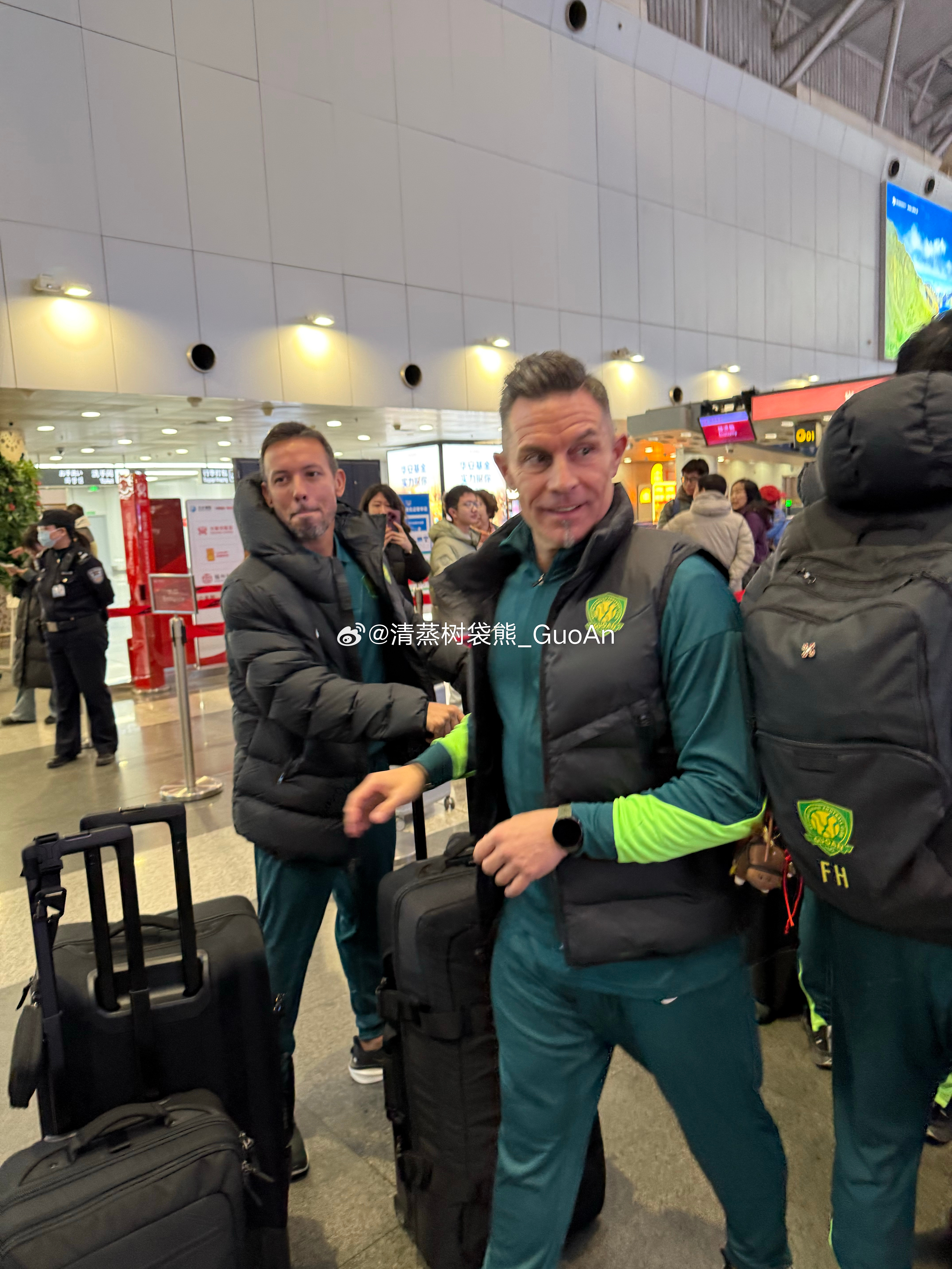 原成都蓉城奥地利籍守门员教练汉斯正式加盟北京国安，成为蒙哥马利教练组的一员。汉斯