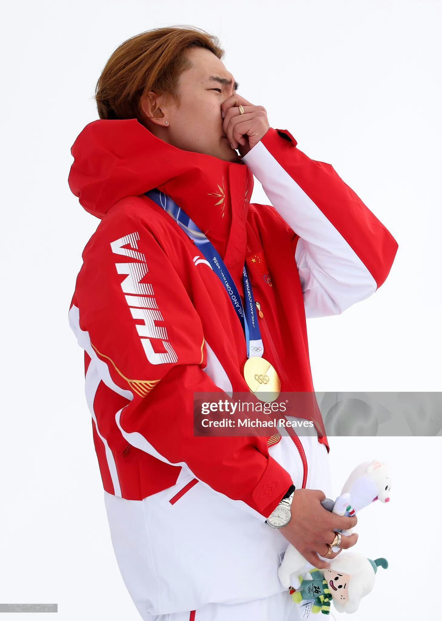 苏翊鸣 为了露表手忙脚乱奥运首金，身价倍增，好敬业的代言人，为了露出手表，手忙脚