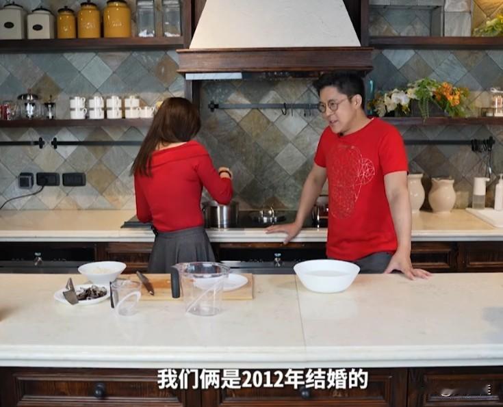 郭晶晶和霍启刚又撒了一波超自然的糖，一段视频里，恩爱都藏在细节里。
霍启刚说他们