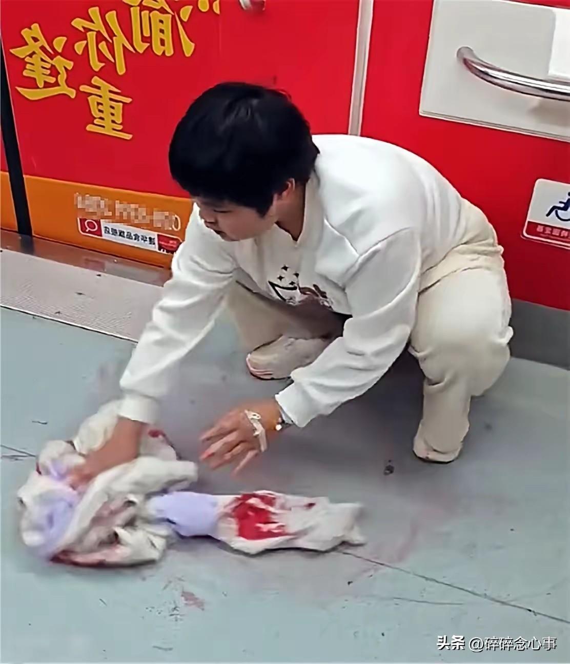 重庆地铁，看哭所有人。
女孩胡心瑶，病重刚被下病危，坐车回家突然吐血。
别人这时