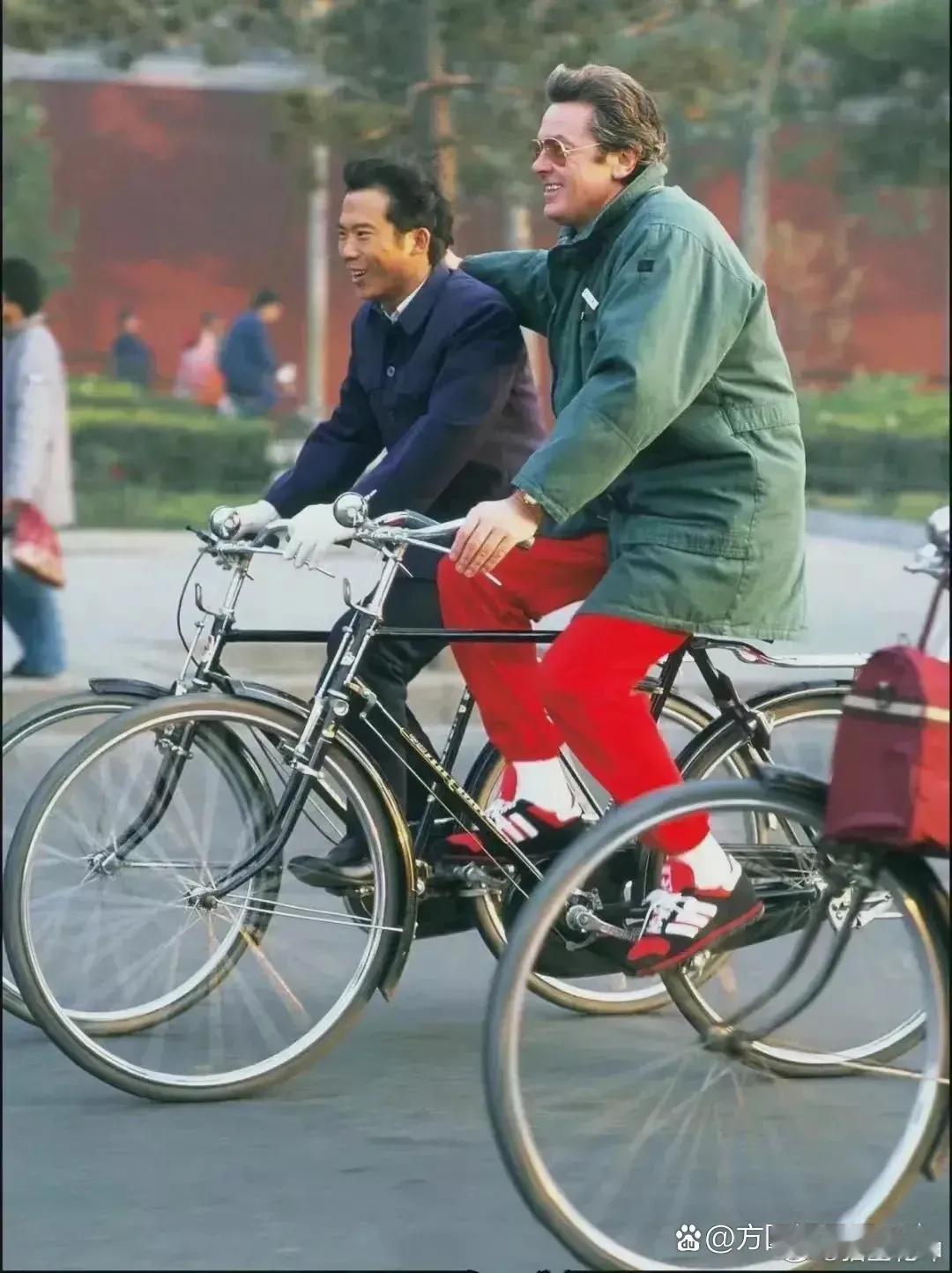 1987年，时年52岁的法国影星阿兰德龙在北京长安街骑自行车“遛弯儿”，他是中国