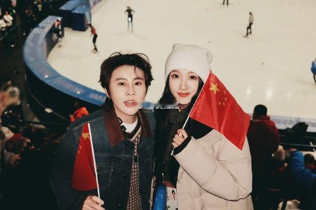 关晓彤现场观战中国短道队！为中国加油🇨🇳王濛和关晓彤合照冬奥会奥林匹克的最美