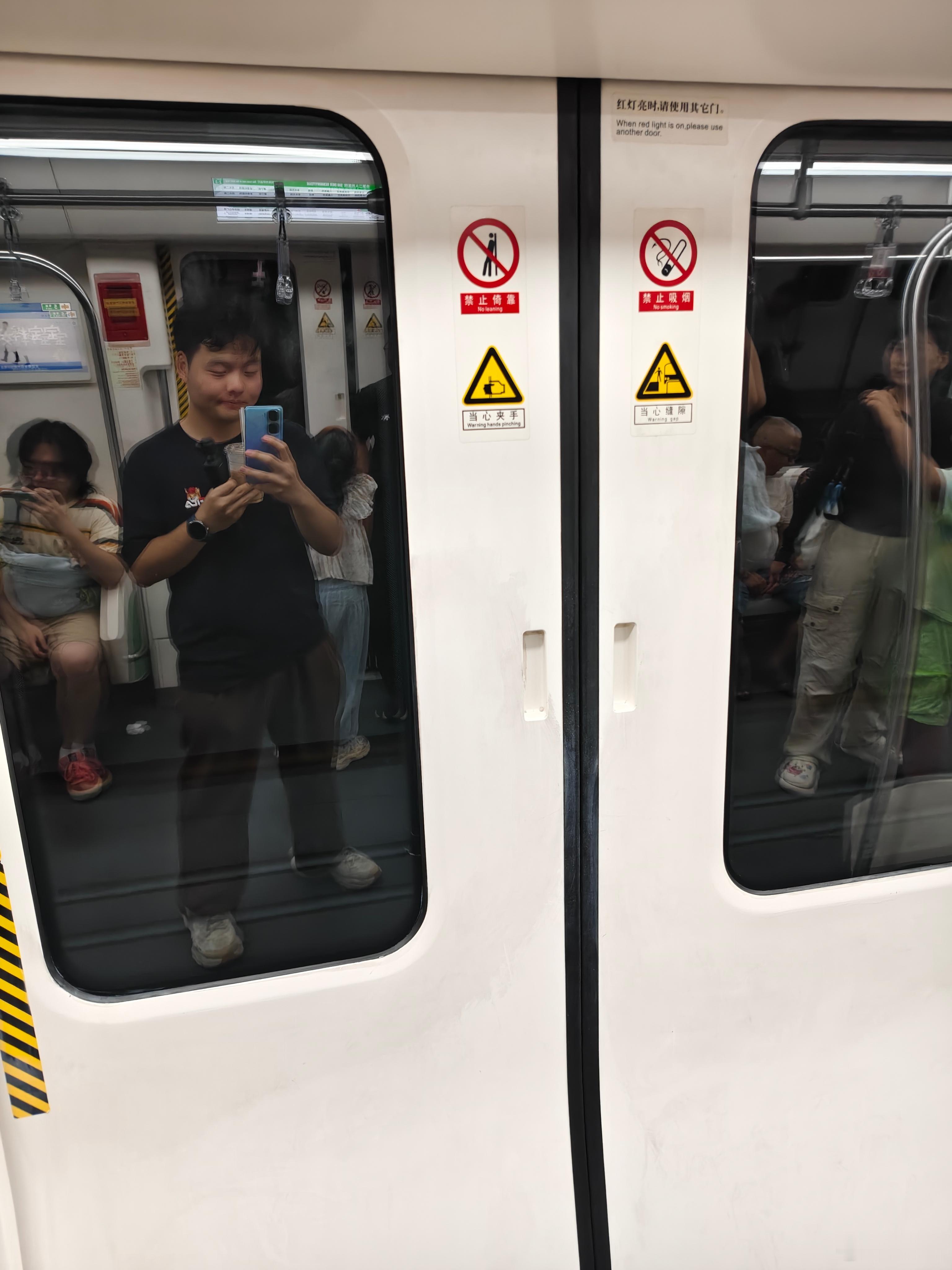 当我上地铁的时候，我就意识到我坐反了，但是我这种人怎么可能慌乱地跑下车呢？[捂嘴