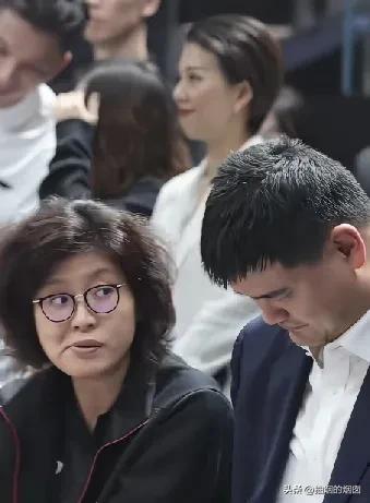 当初是姚主席追的人家女孩儿！
这个不是妻管严或怕老婆，一般男人有正事干或担了一些