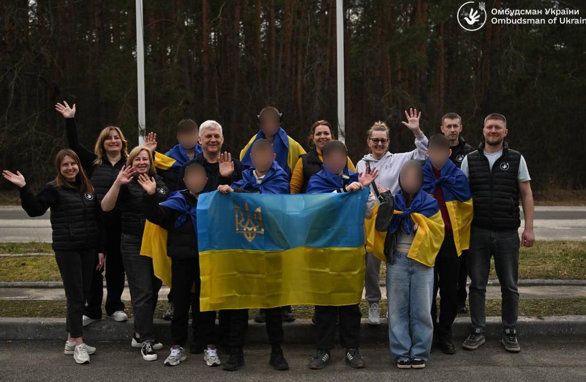 【七名乌克兰儿童从被占领土返回家园】监察专员德米特罗·卢比内茨报告了此事，他还感