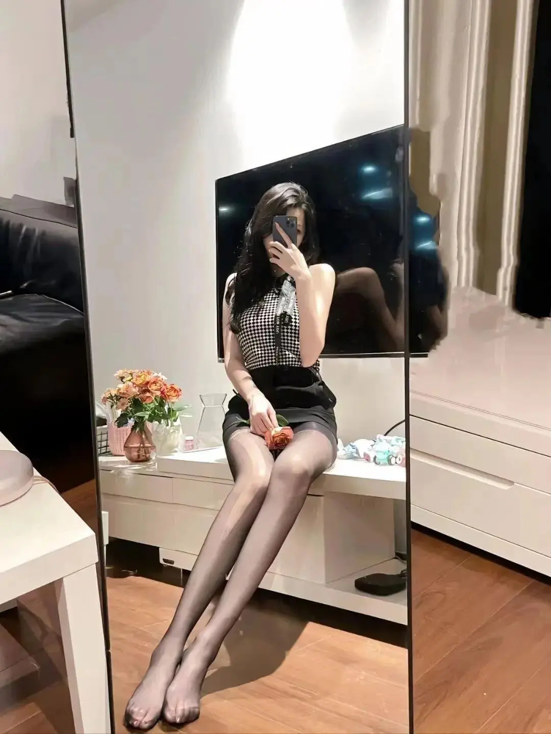 “一定要把自己再次给救上来，当你察觉自己状态不对的时候，一定要及时的去调整，而且做出改变，你和我都一样，不能因为某些人某些事，影响自己太久，耽误了自己，生活不会告诉你，路怎么走，只会教你怎么去适应，每个人活得都不轻松，希望我们都是苦尽甘来的人，只要在变好，慢一点也无妨。”