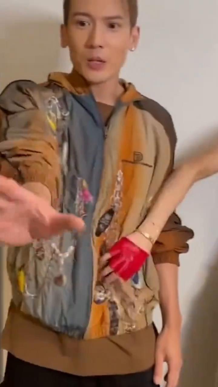 瘦佬，快点吃饭。我们刚才是这样吃薯片。
拜拜。
我怎么做到的？
他们两个在这里羡