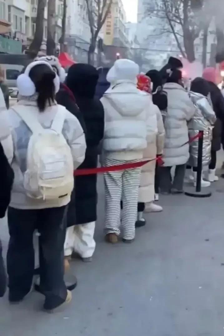 若非天寒地冻，怎显土豆本色！当你身上穿得鼓鼓囊囊时，身高的劣势就会被加倍放大。要