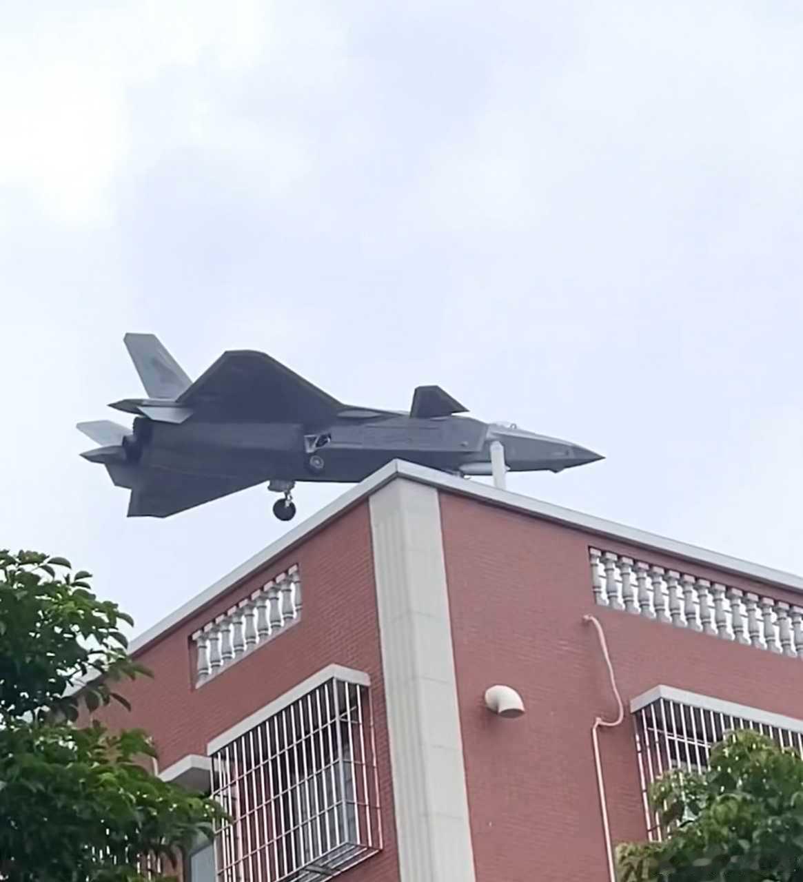 成都不仅仅有🐼爬楼还有J20