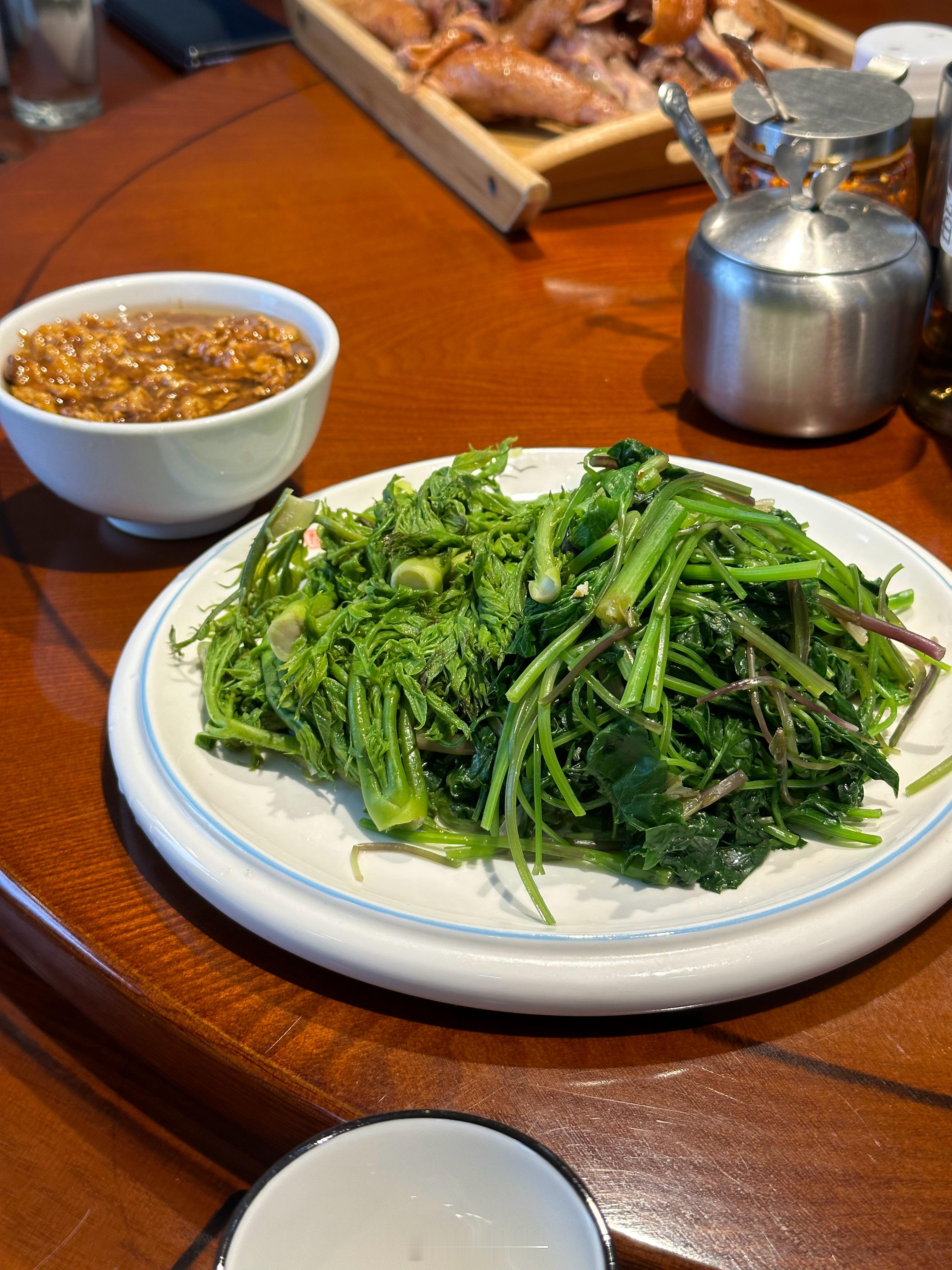 “绿化带”蘸酱、煲汤、包饺子[允悲]当地特色野菜席，我是一样也不认识，好奇的问了