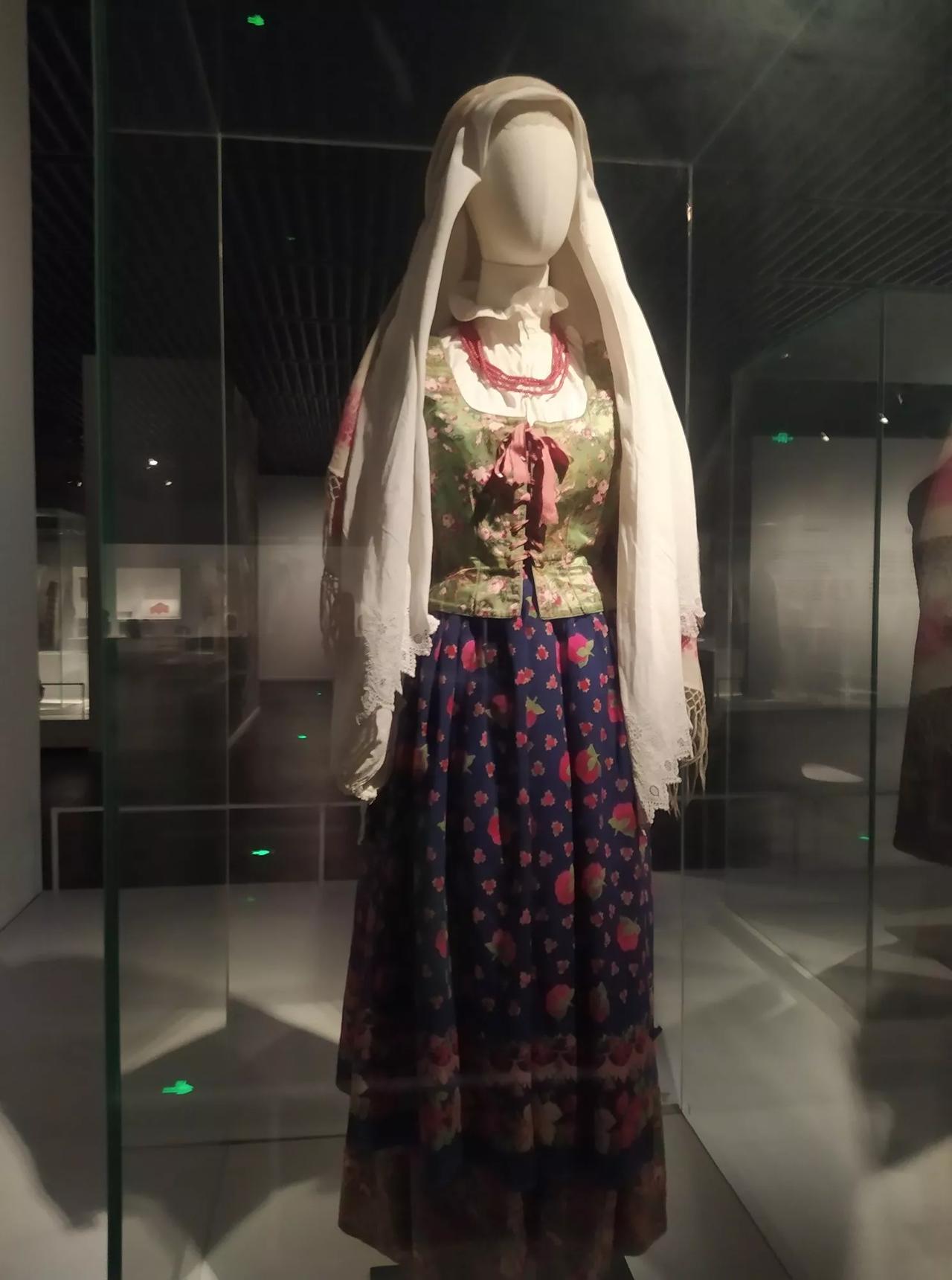这是我在博物馆拍的相片，哥萨克妇女的衣服。看看那时的衣服，现在穿都可以，尤其是第