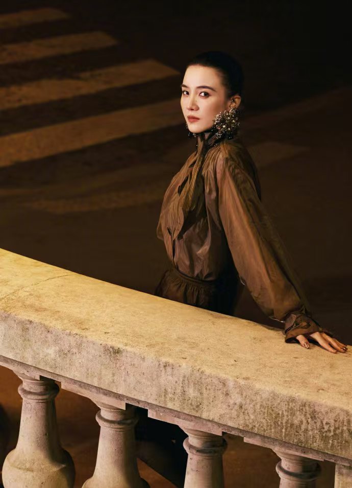 宋佳超大耳环 宋佳戴的超大耳环太亮眼啦，大得让人忍不住多看几眼！金属雕花垂坠设计