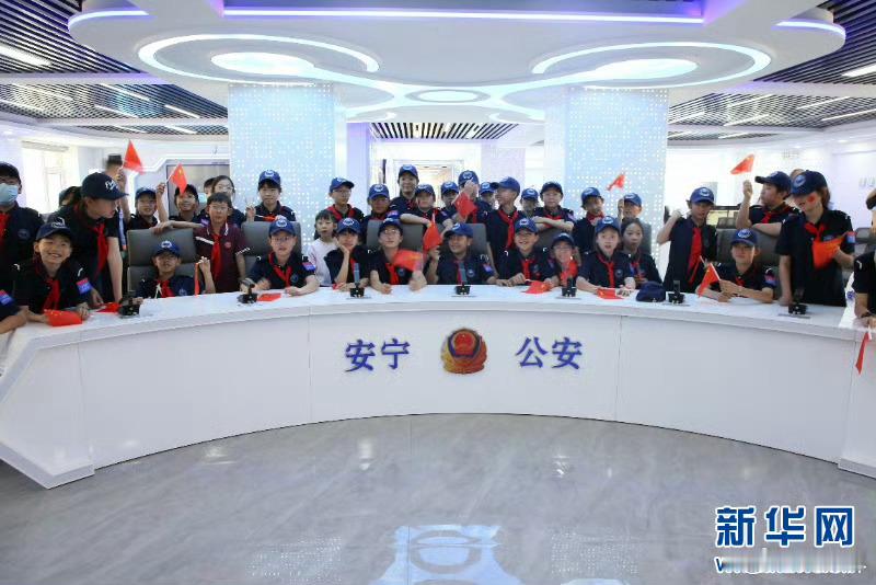 兰州安宁公安少年警校庆六一 【无人机下过六一，科技种子种心田】 别人过节收玩具，