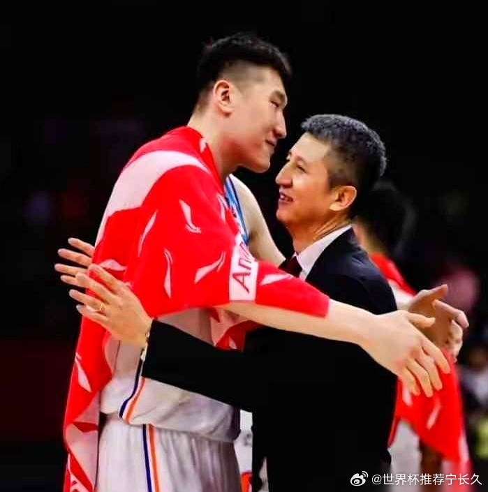 李炎哲这经历，真是没几个人有。12岁那年，家没了。不是因为别的，是他爸妈俩人一合