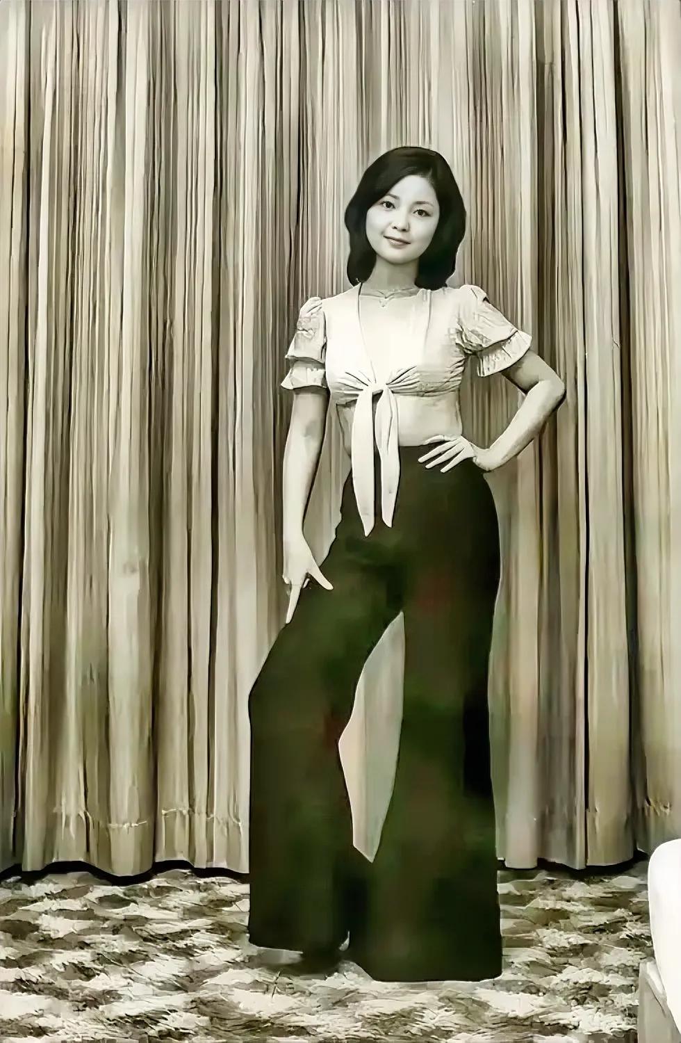 近来经常有邓丽君的年轻时候的新照片流出。
就说这张照片吧，我也是第一次见。年轻邓