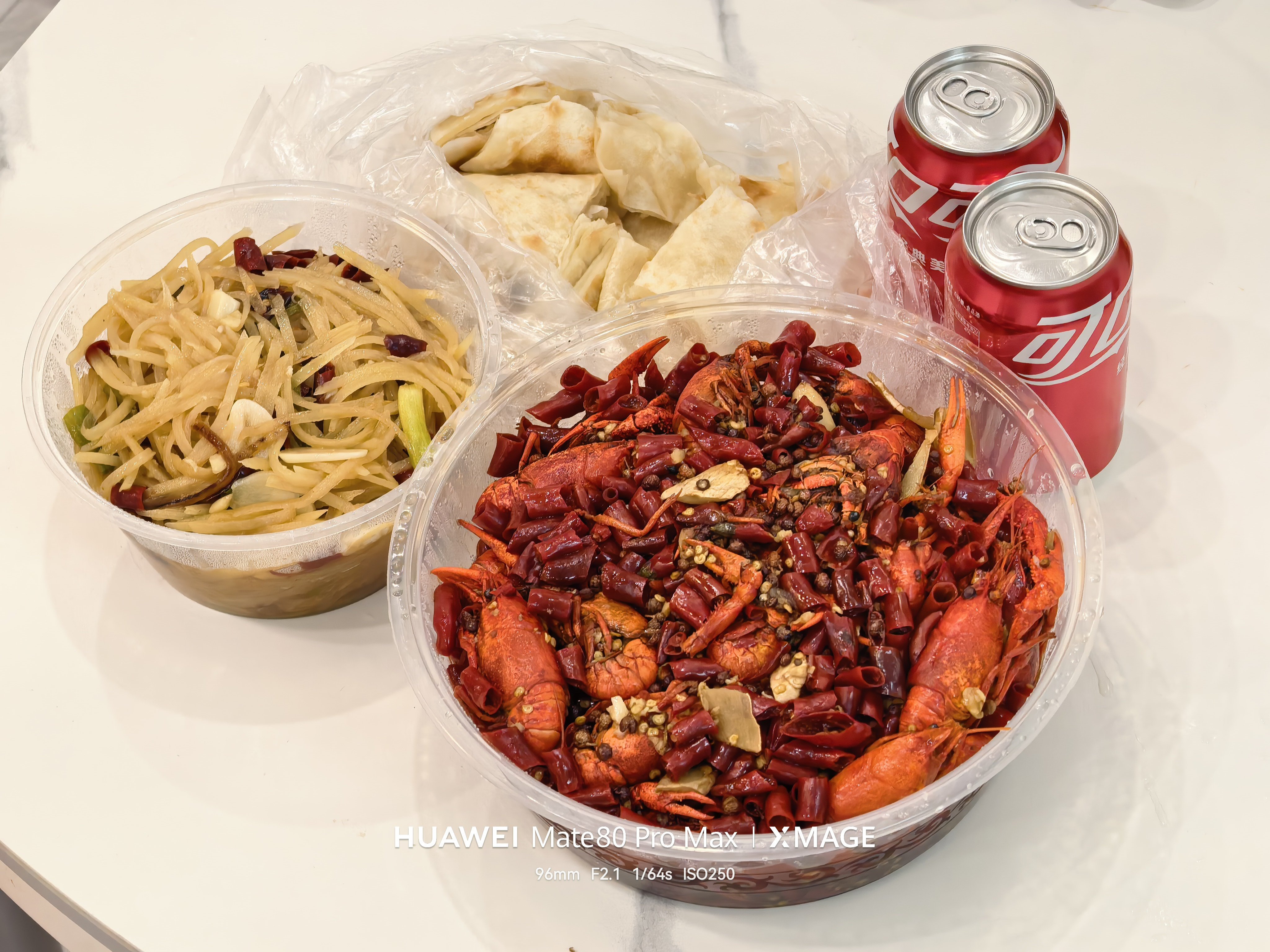 深夜放毒「炫个小龙虾，喝罐可乐」晚上陪媳妇逛街买了几件衣服，回到家快10点了，还