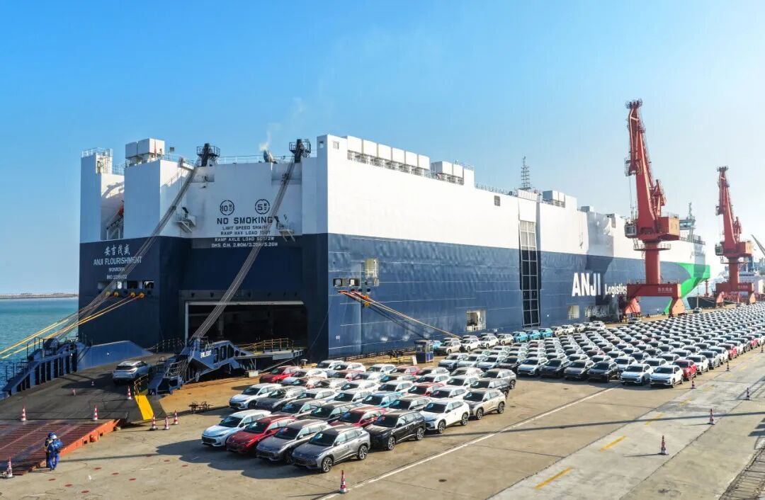 据《日本经济新闻》网站21日报道，日本汽车制造商2025年全球累计汽车销量小幅下