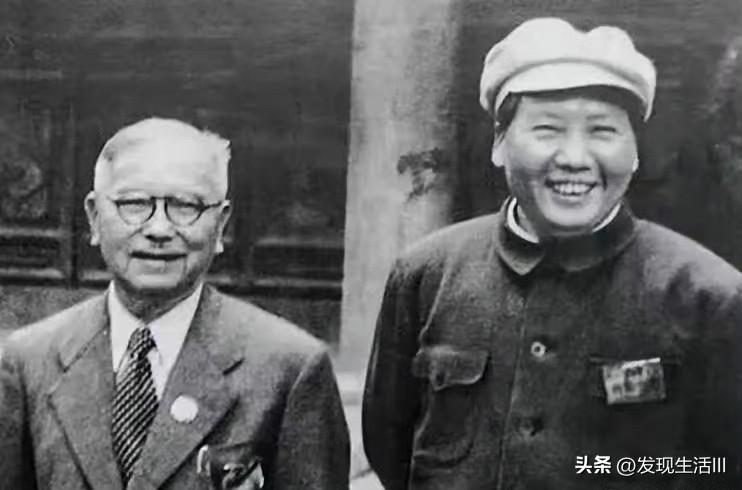 一次毛泽东在窑洞外的露天场地设宴招待陈嘉庚，用的是旧圆桌面，铺上四张白纸代替桌布