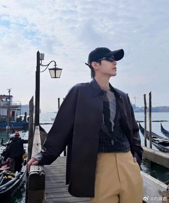 何与黑背心探店 何与穿黑背心探店打卡，这个身材我直接嘶哈嘶哈何与背心身材